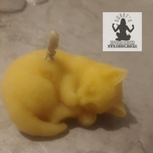 100% Beeswax Sleeping Cat Candle with 2 organic Hemp wicks